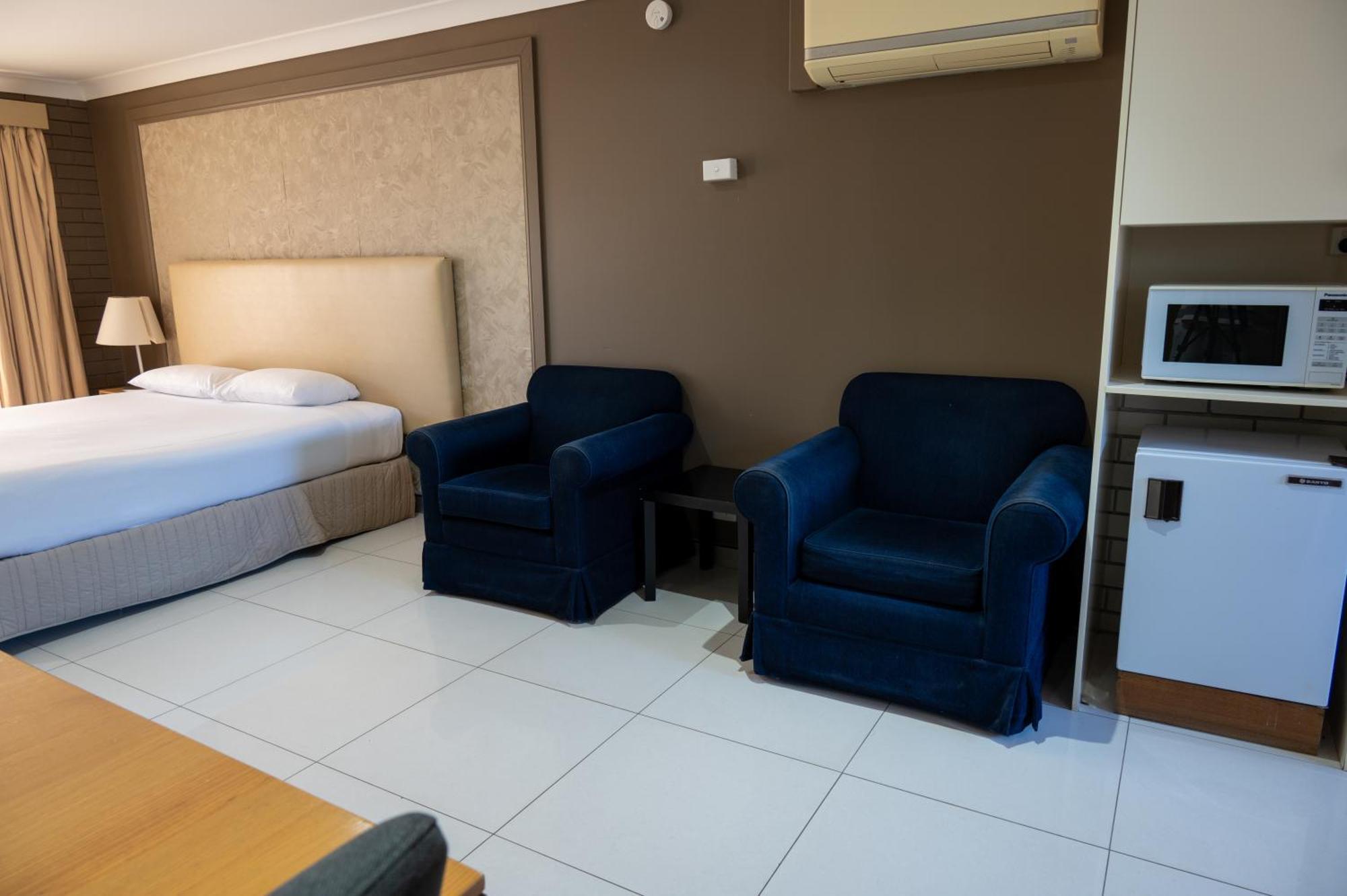 Tumut Valley Motel Pet Friendly Exterior photo