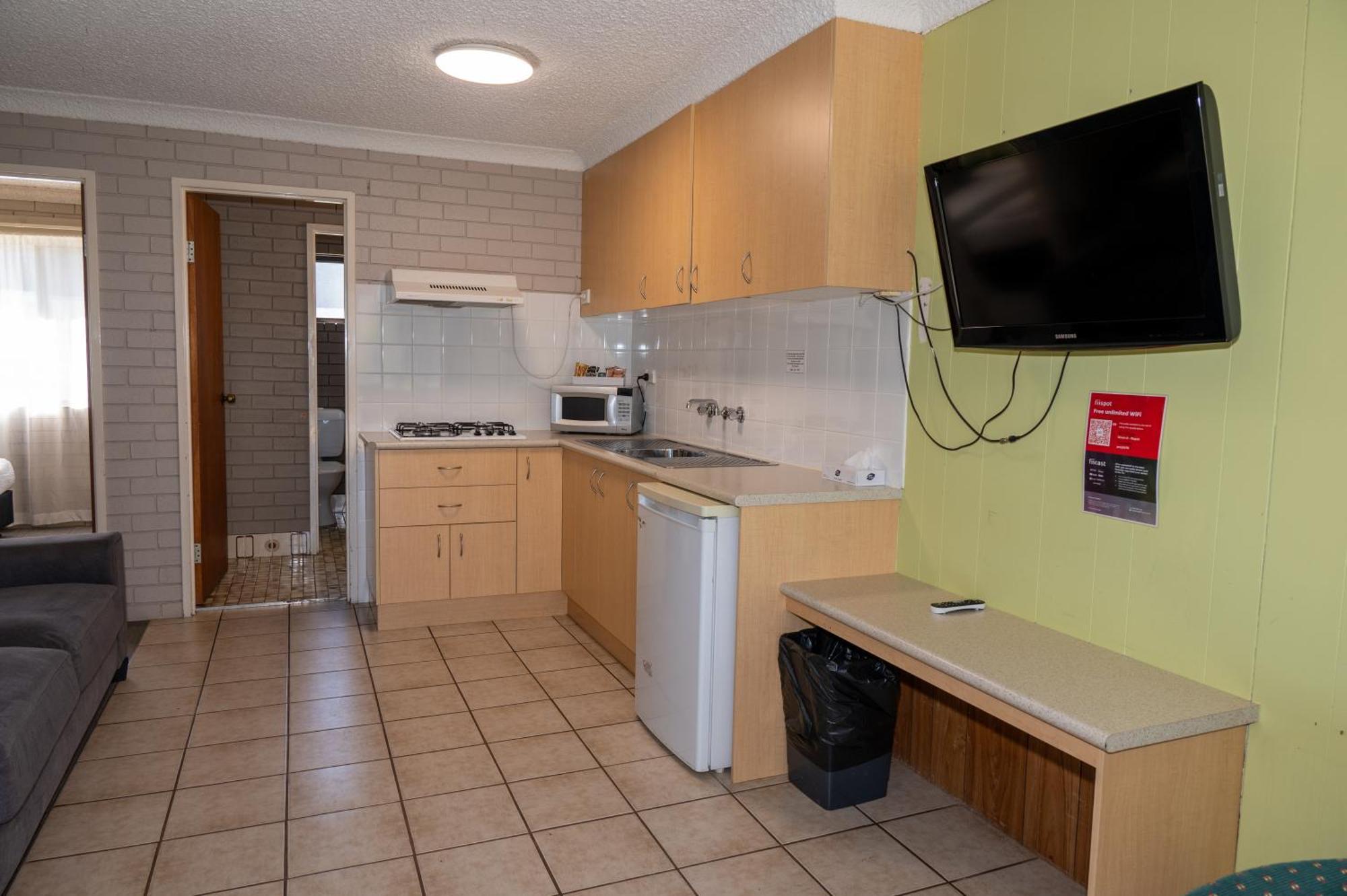 Tumut Valley Motel Pet Friendly Exterior photo
