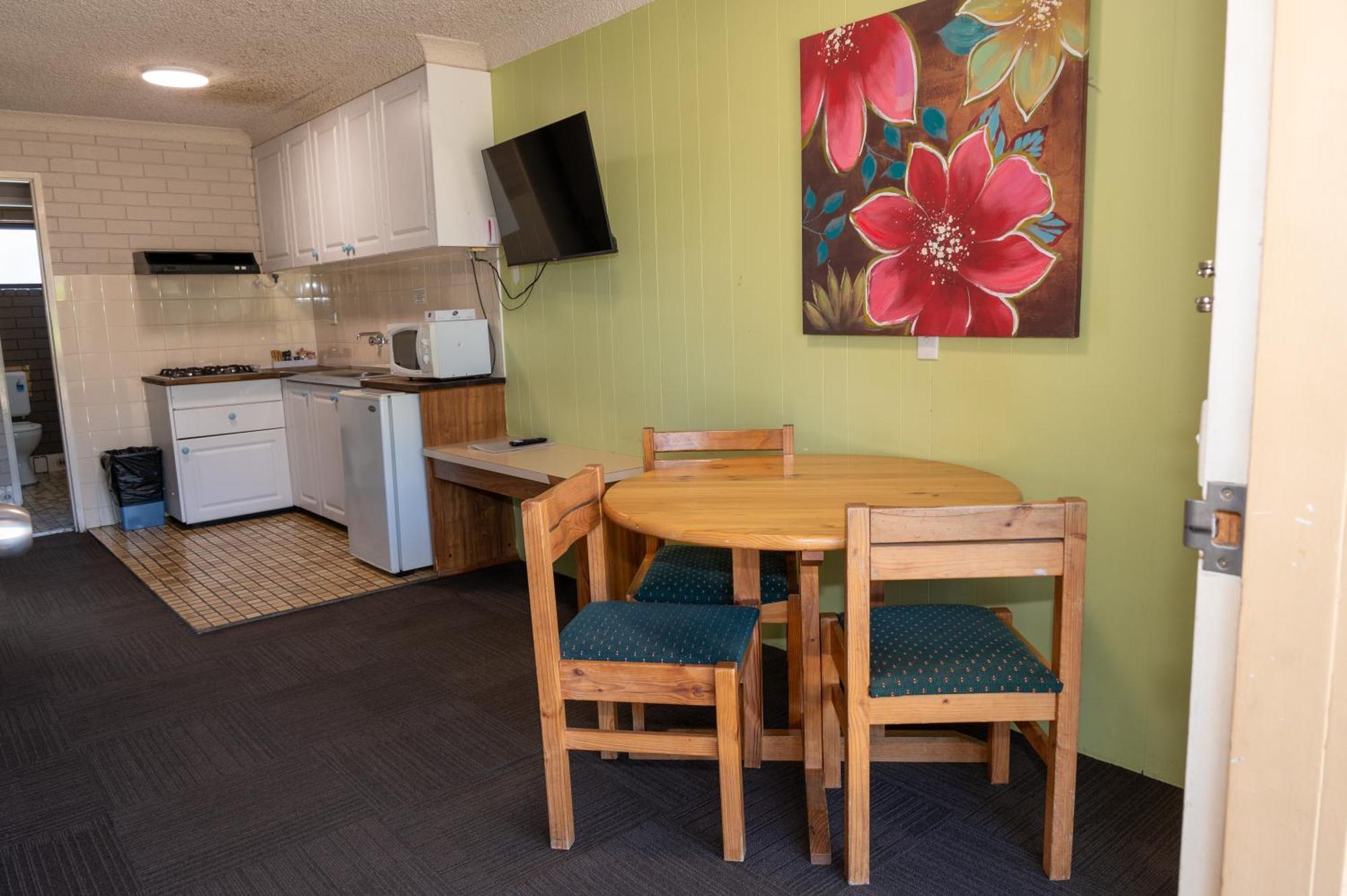 Tumut Valley Motel Pet Friendly Exterior photo