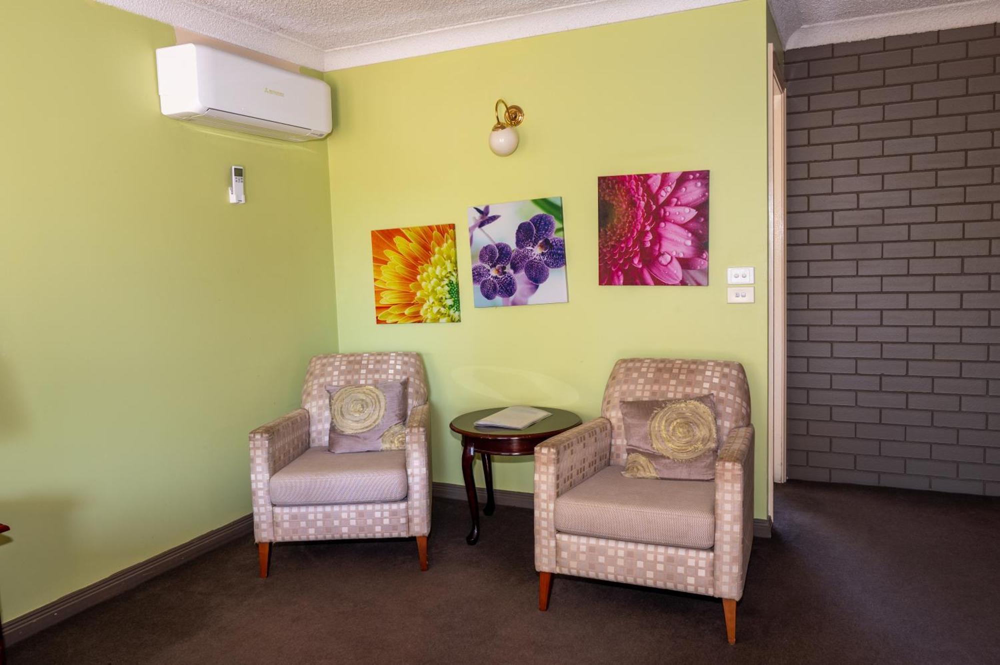 Tumut Valley Motel Pet Friendly Exterior photo