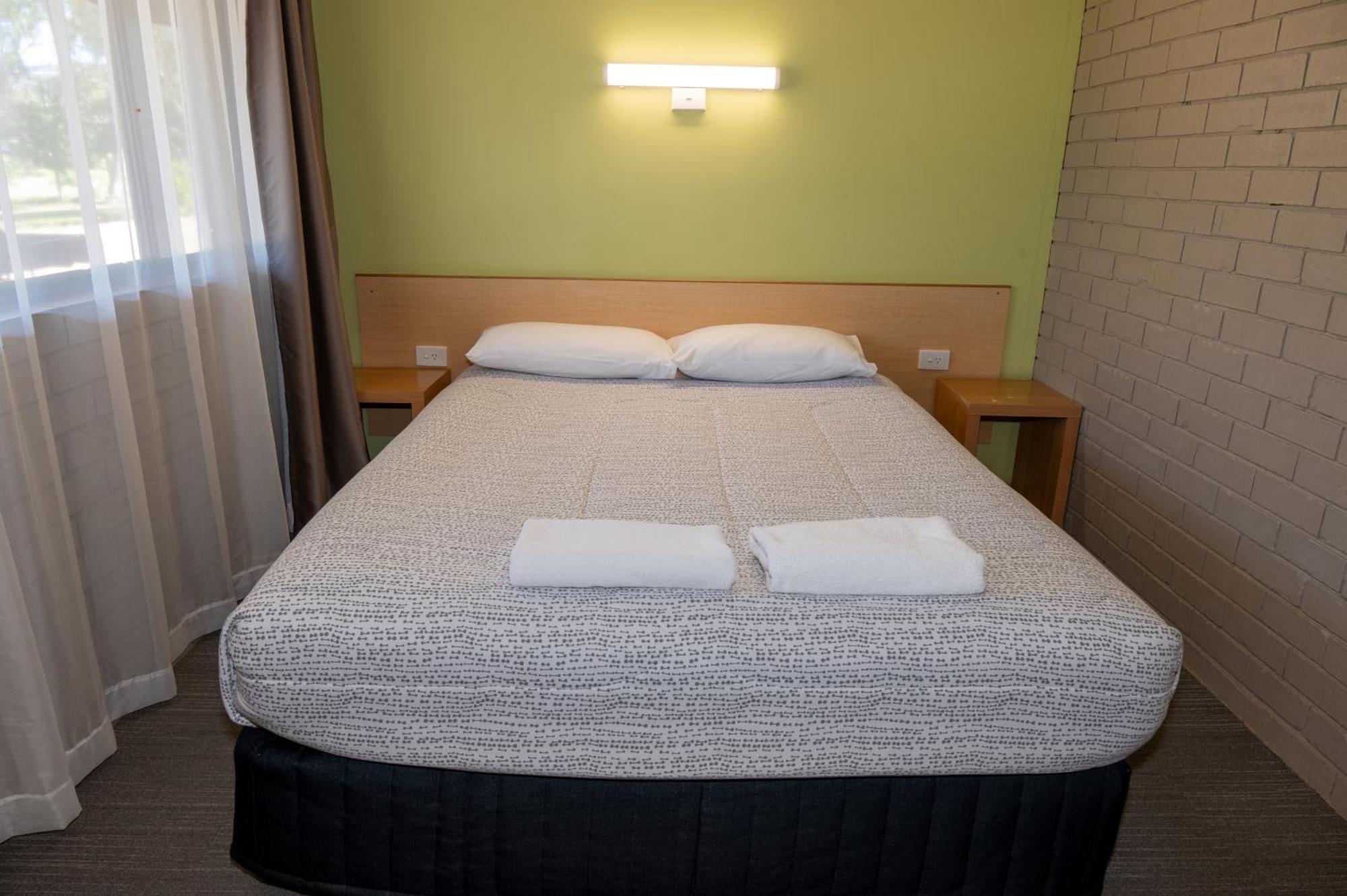 Tumut Valley Motel Pet Friendly Exterior photo