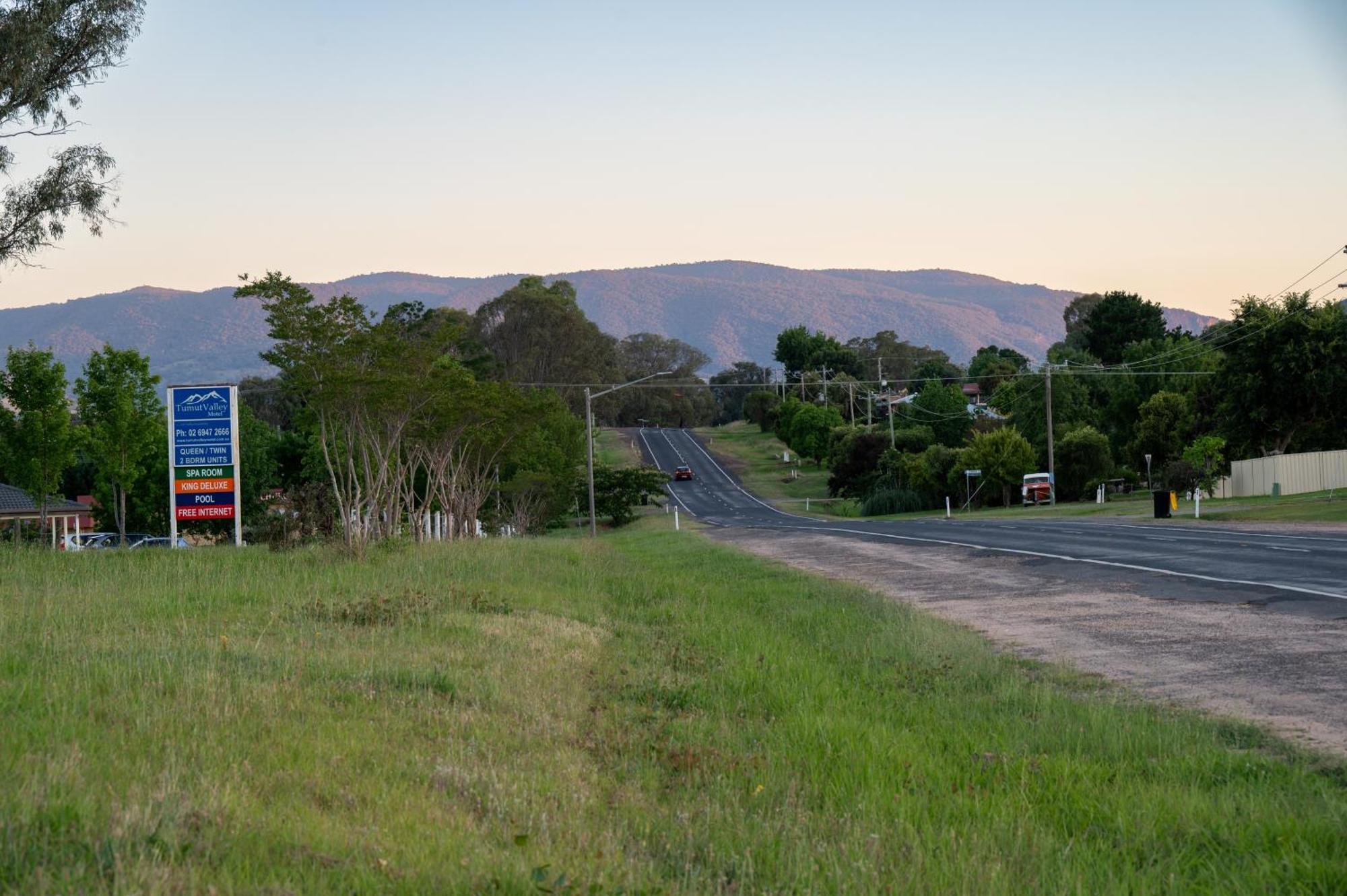 Tumut Valley Motel Pet Friendly Exterior photo