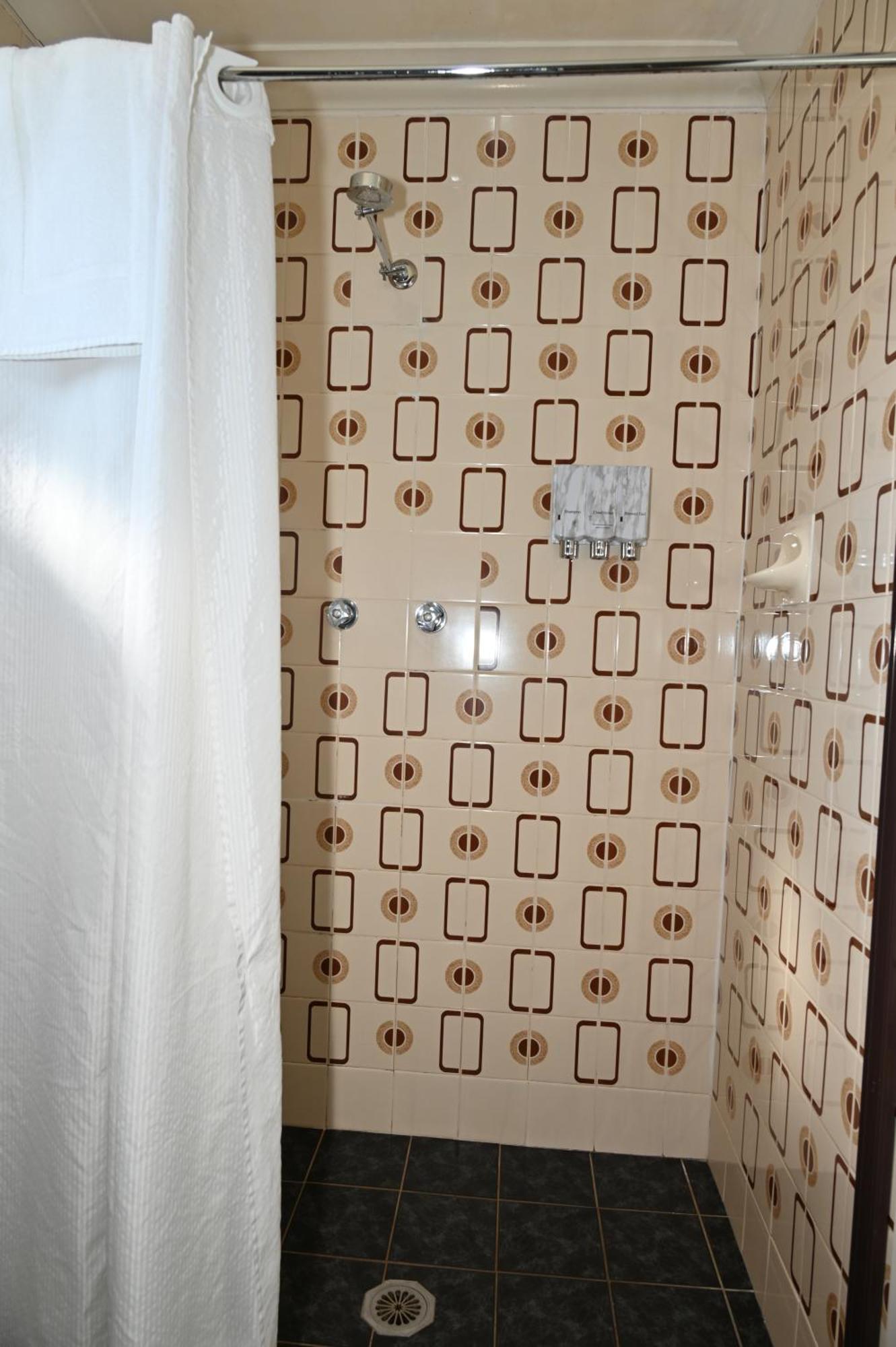 Tumut Valley Motel Pet Friendly Exterior photo