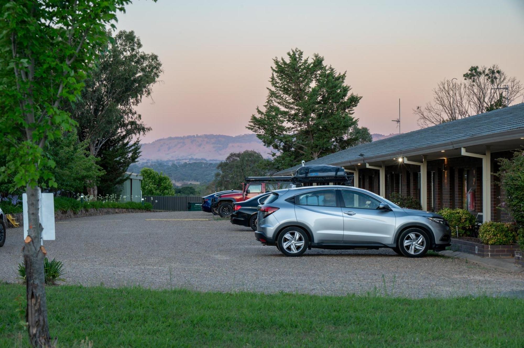 Tumut Valley Motel Pet Friendly Exterior photo