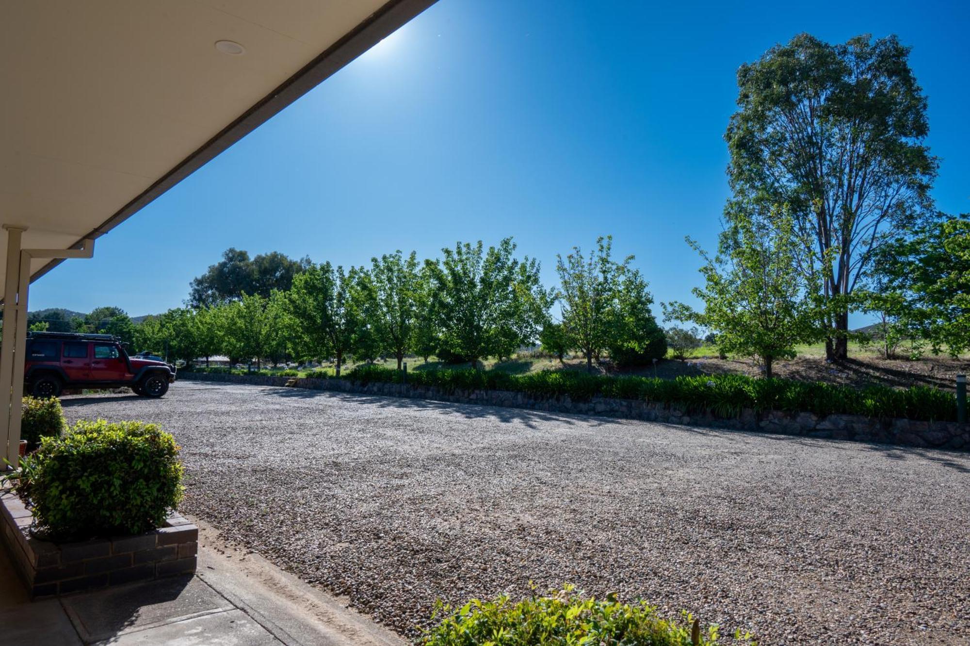 Tumut Valley Motel Pet Friendly Exterior photo