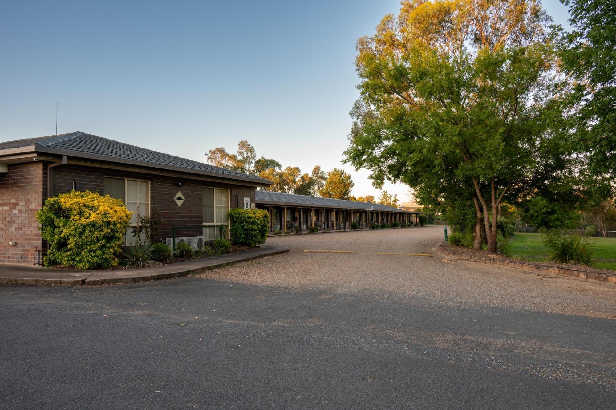 Tumut Valley Motel Pet Friendly Exterior photo