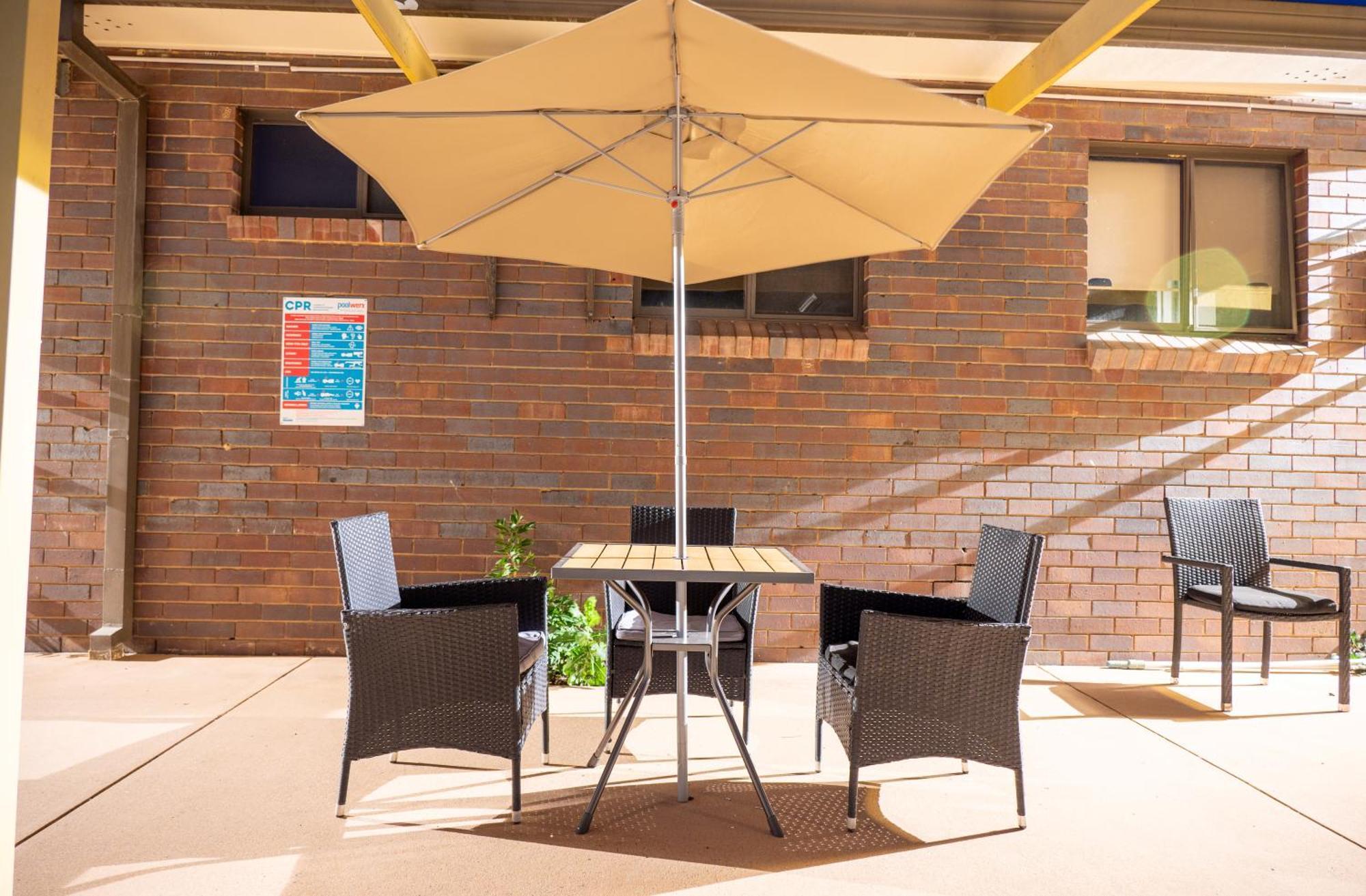 Tumut Valley Motel Pet Friendly Exterior photo