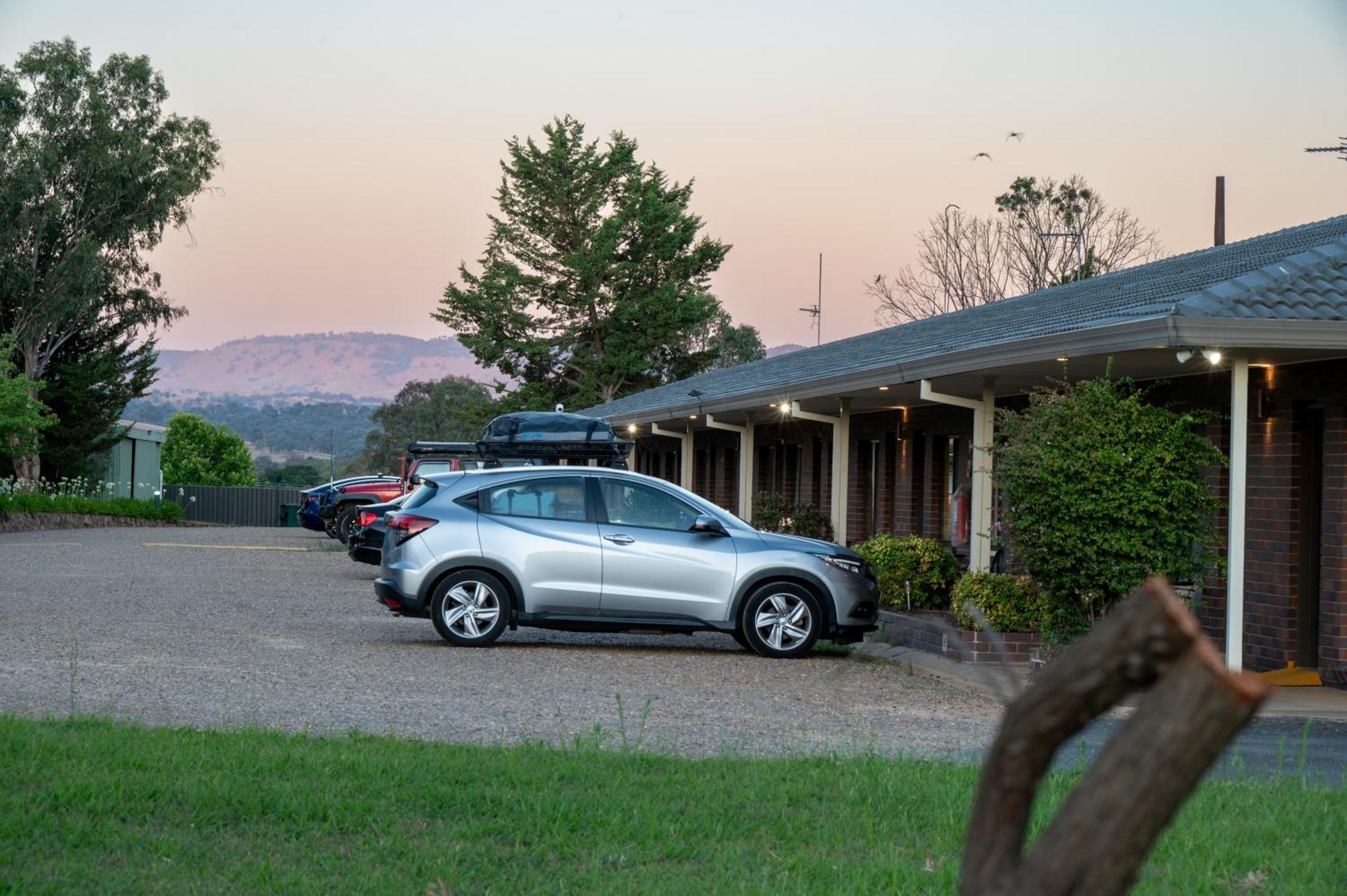 Tumut Valley Motel Pet Friendly Exterior photo