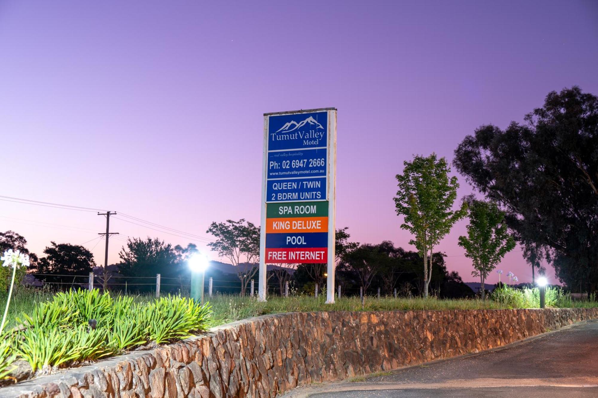 Tumut Valley Motel Pet Friendly Exterior photo