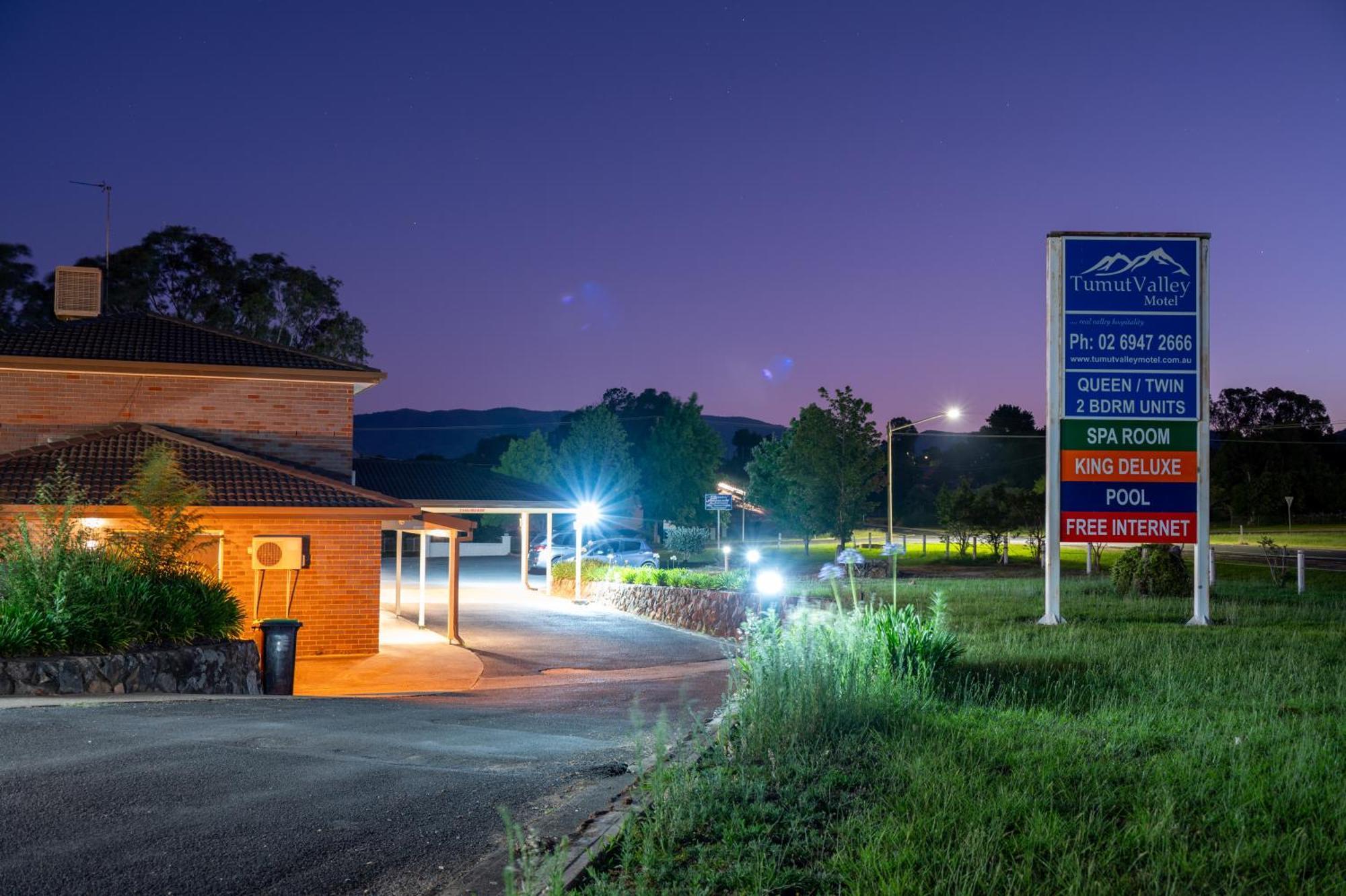 Tumut Valley Motel Pet Friendly Exterior photo