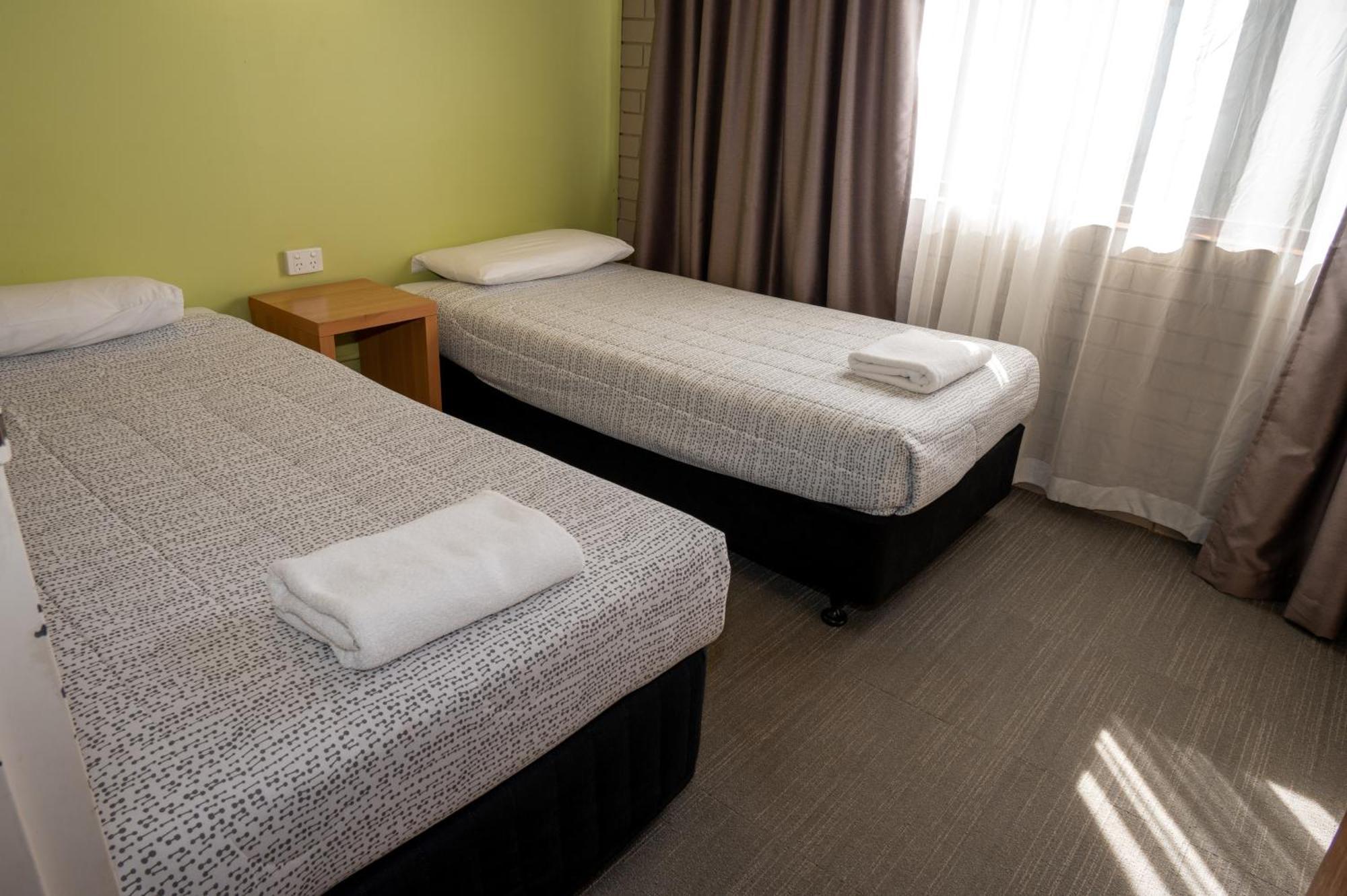 Tumut Valley Motel Pet Friendly Exterior photo