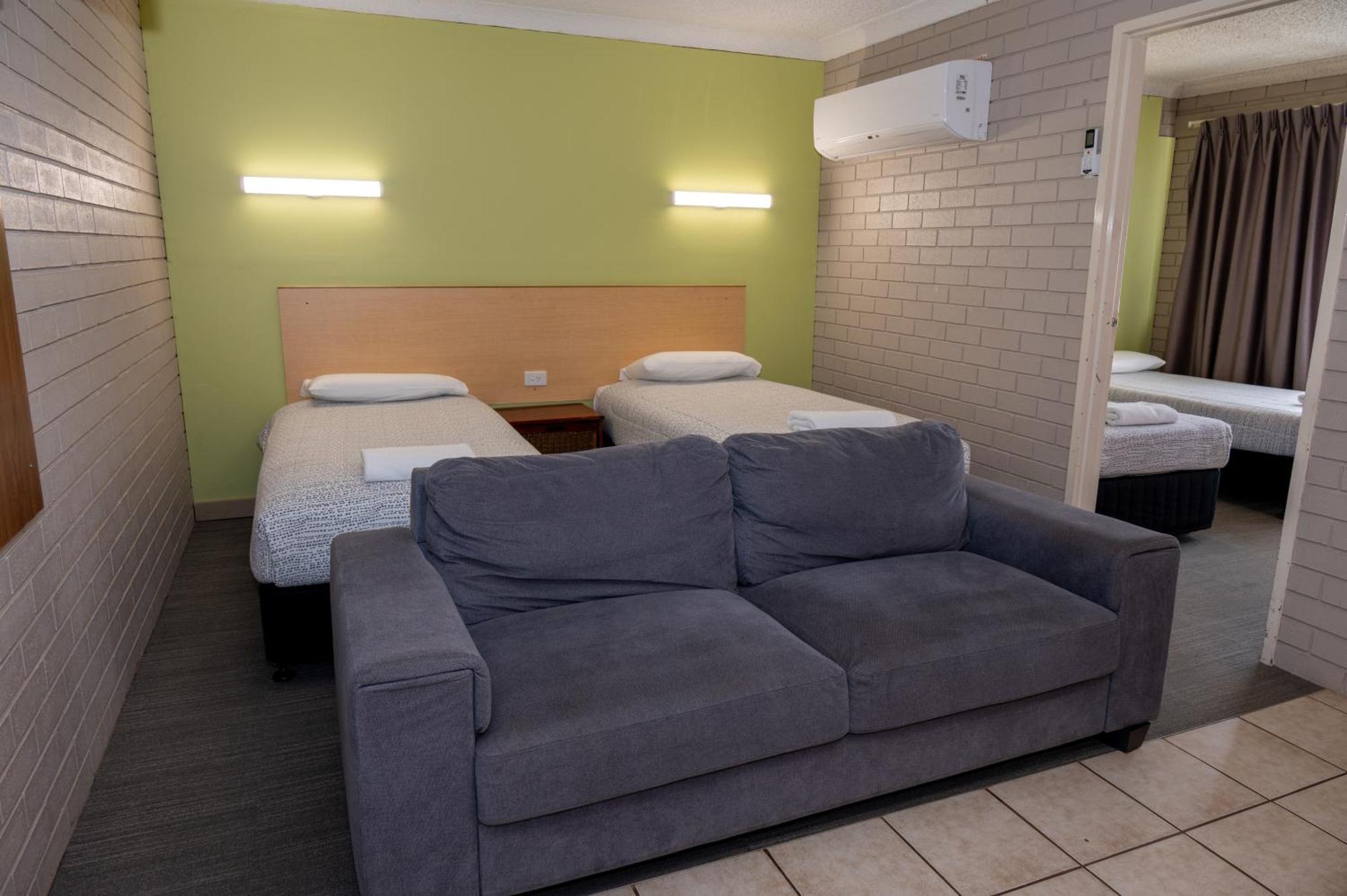 Tumut Valley Motel Pet Friendly Exterior photo