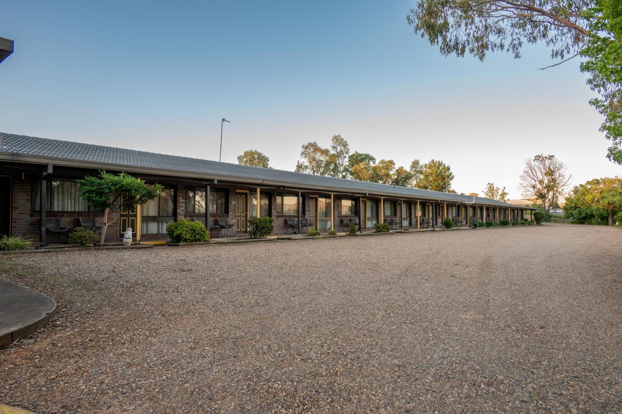 Tumut Valley Motel Pet Friendly Exterior photo