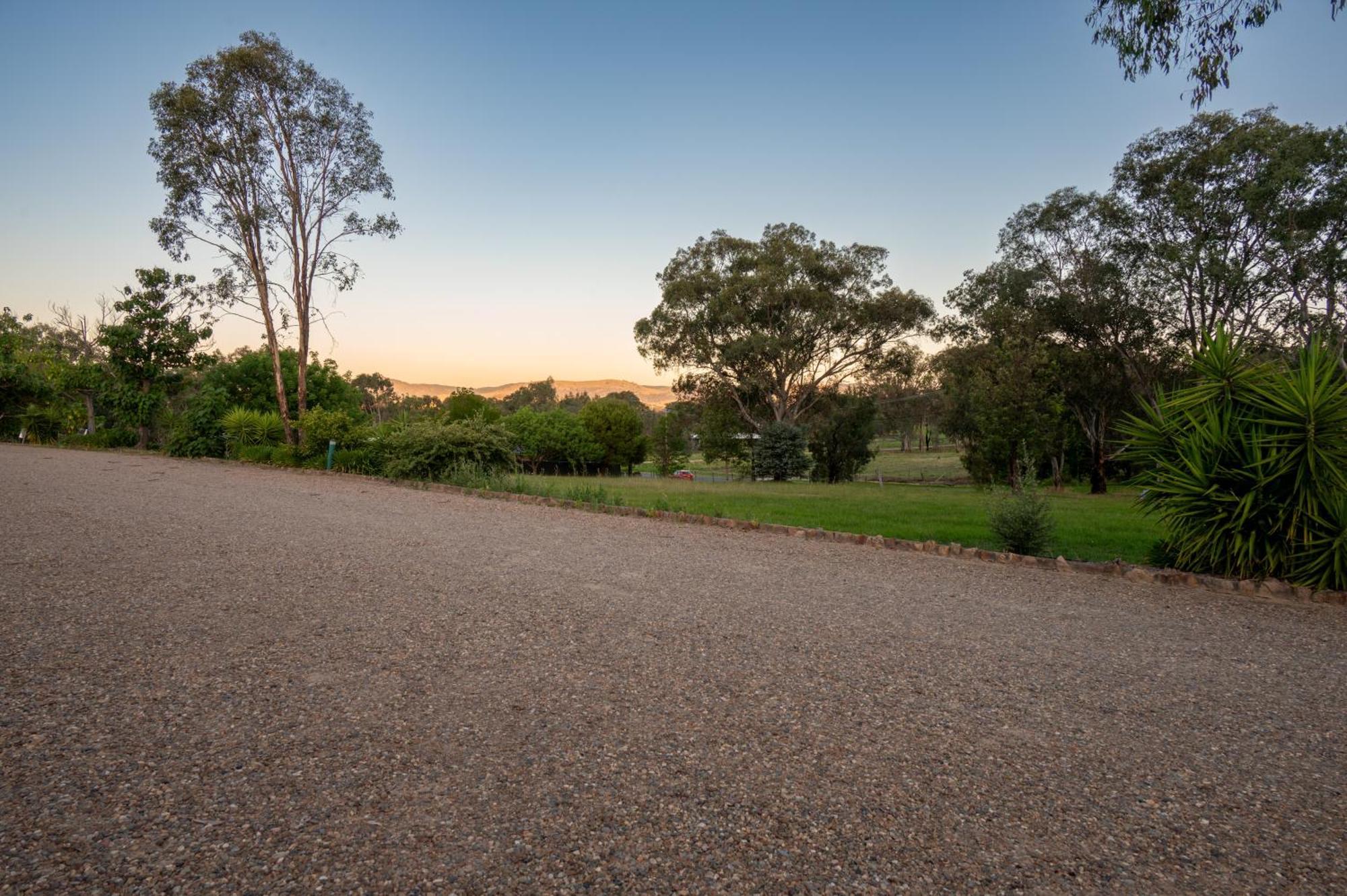 Tumut Valley Motel Pet Friendly Exterior photo