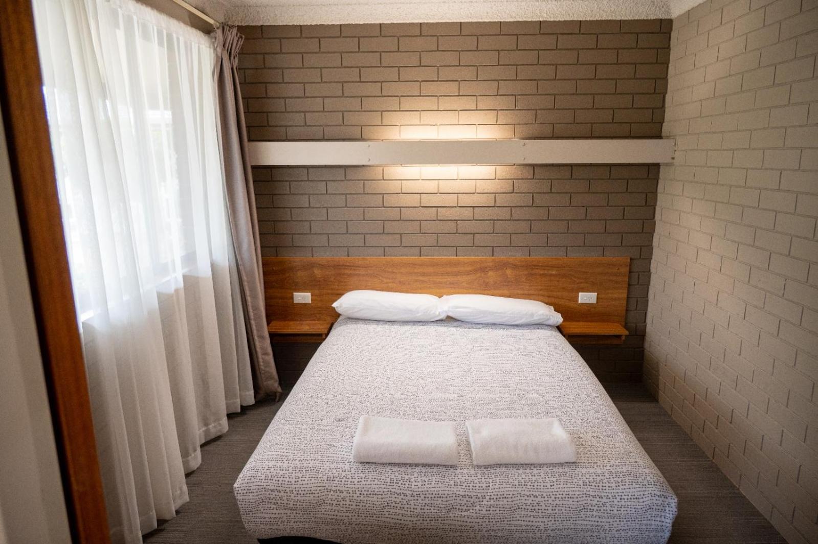 Tumut Valley Motel Pet Friendly Exterior photo
