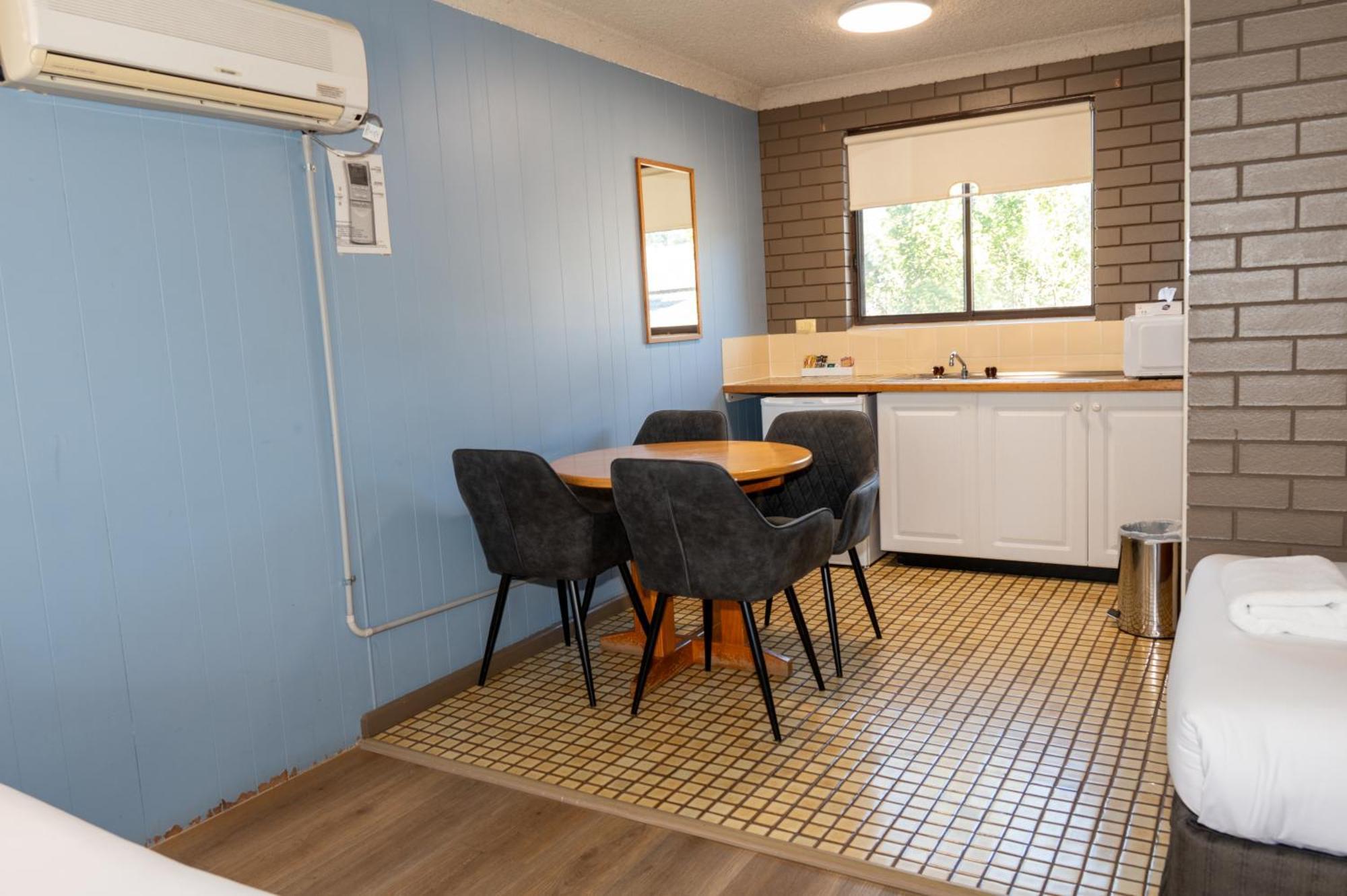 Tumut Valley Motel Pet Friendly Exterior photo