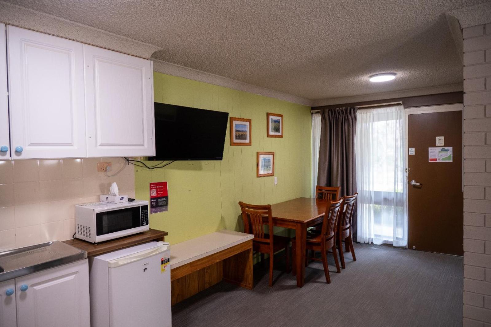 Tumut Valley Motel Pet Friendly Exterior photo