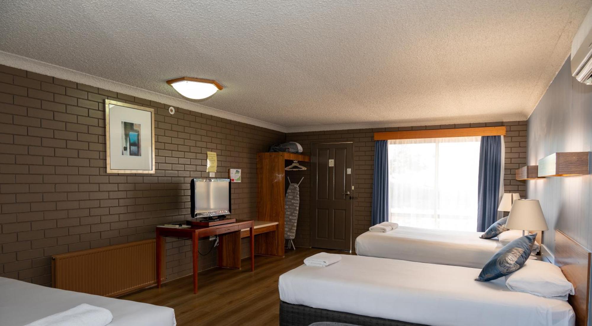 Tumut Valley Motel Pet Friendly Exterior photo