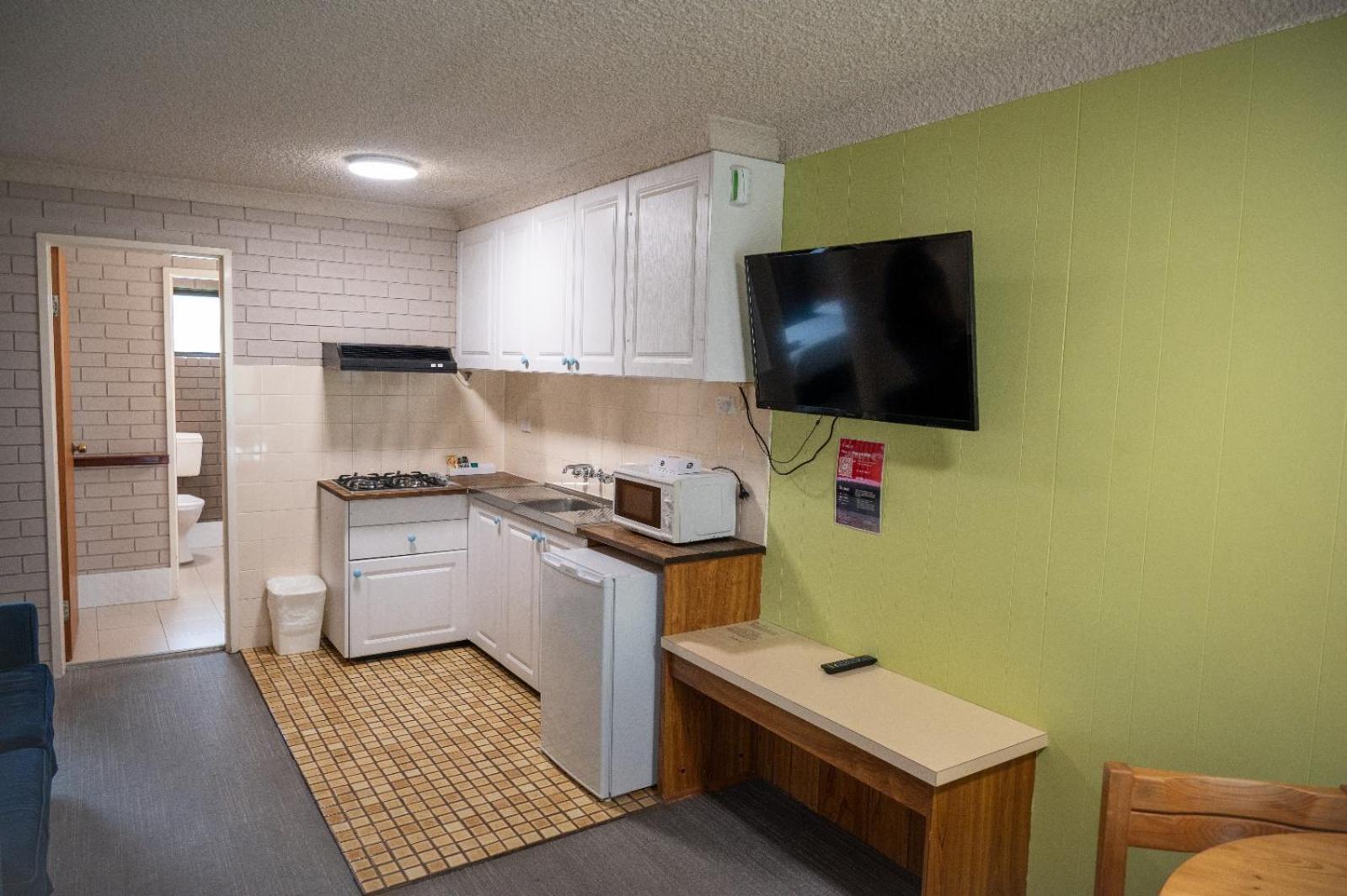 Tumut Valley Motel Pet Friendly Exterior photo