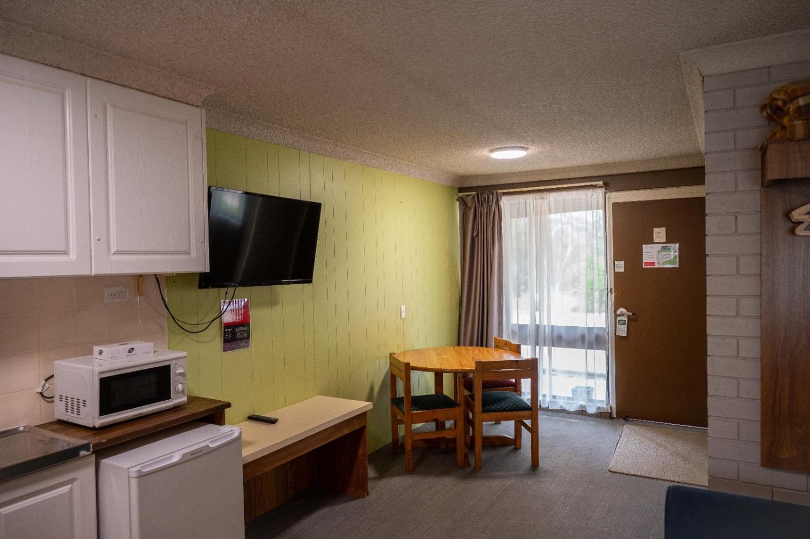 Tumut Valley Motel Pet Friendly Exterior photo