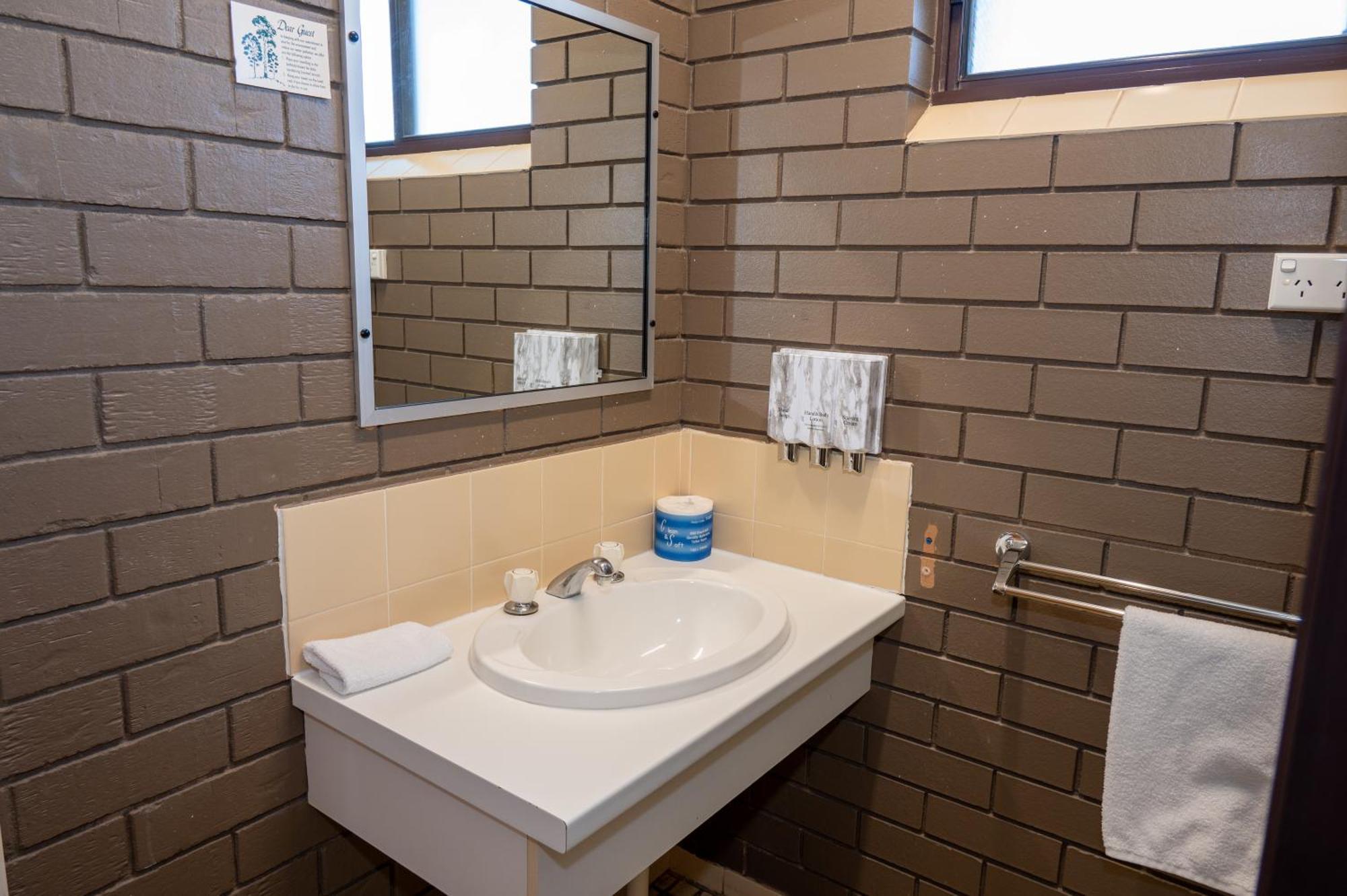 Tumut Valley Motel Pet Friendly Exterior photo