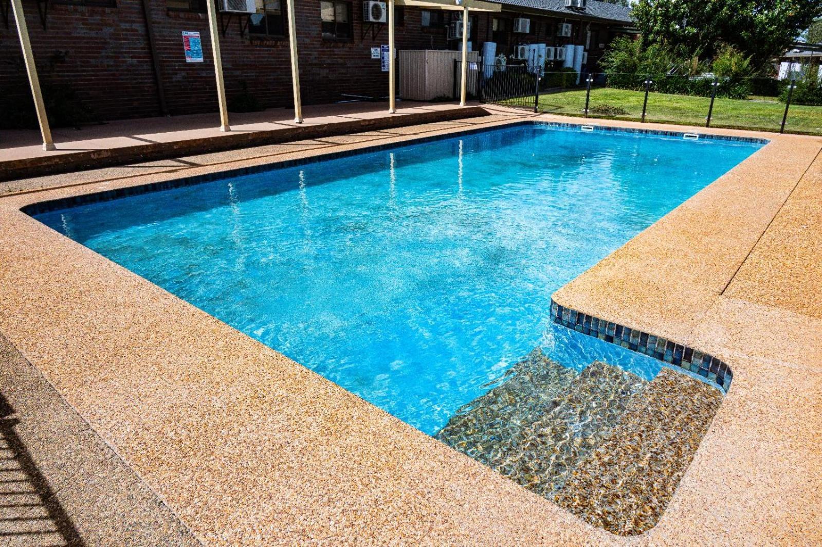 Tumut Valley Motel Pet Friendly Exterior photo