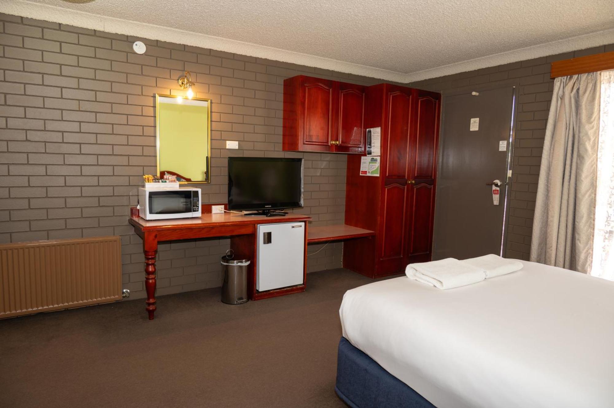 Tumut Valley Motel Pet Friendly Exterior photo