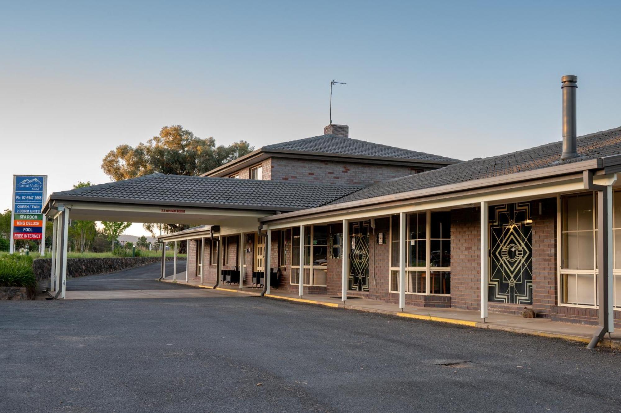 Tumut Valley Motel Pet Friendly Exterior photo