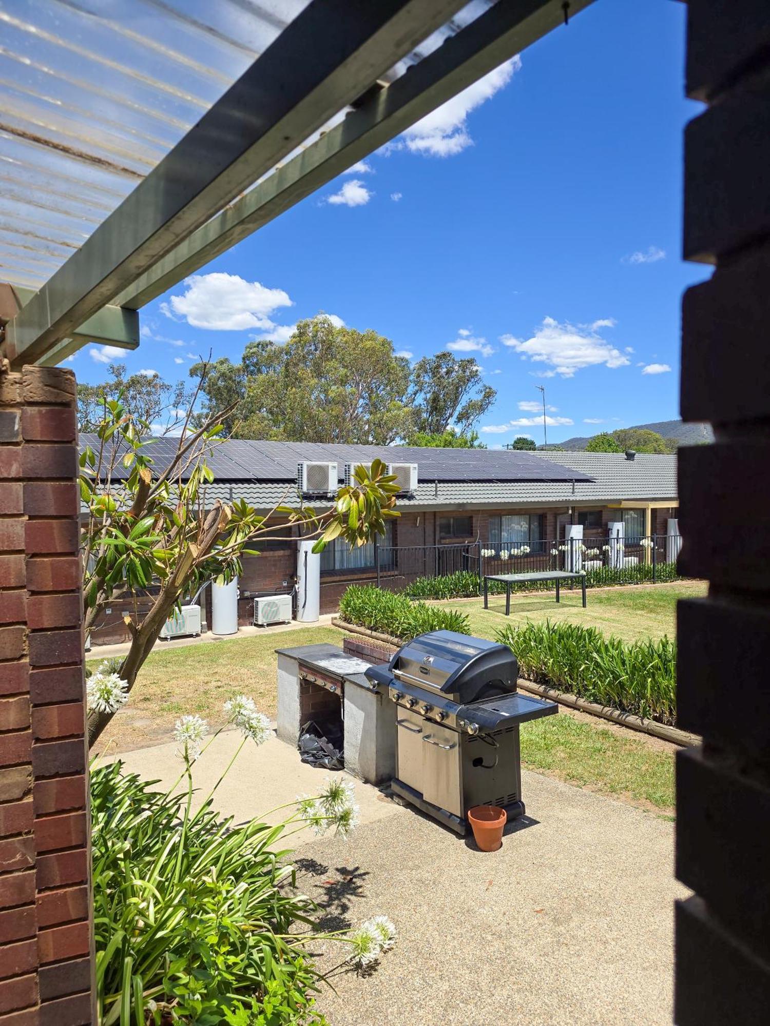 Tumut Valley Motel Pet Friendly Exterior photo