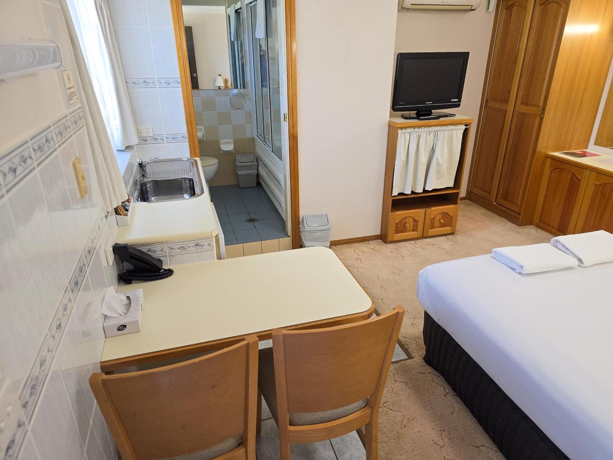 Tumut Valley Motel Pet Friendly Exterior photo