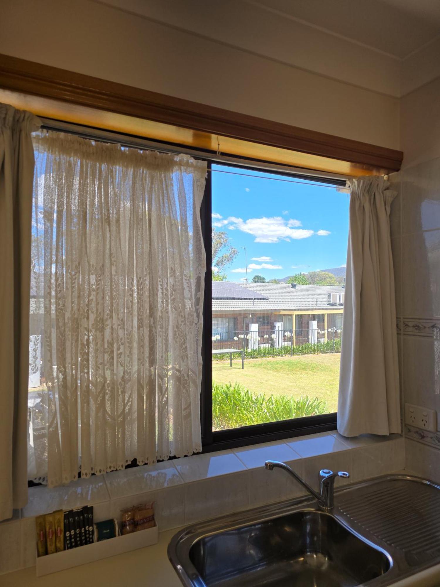 Tumut Valley Motel Pet Friendly Exterior photo