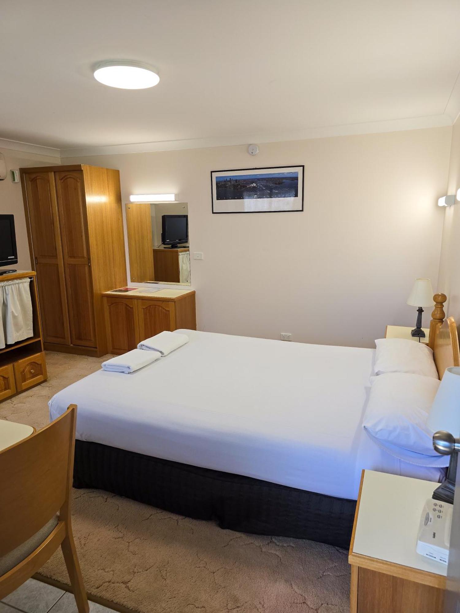 Tumut Valley Motel Pet Friendly Exterior photo