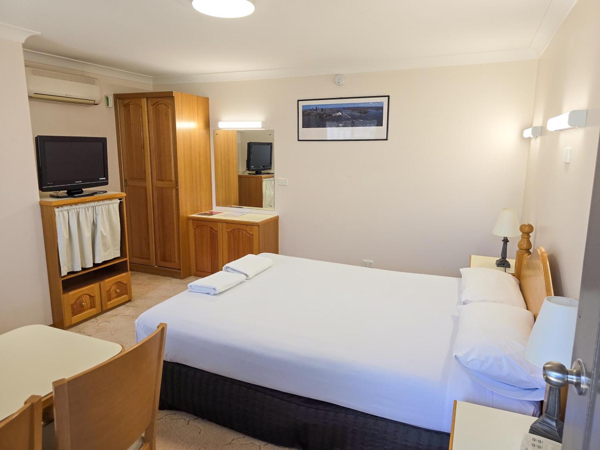 Tumut Valley Motel Pet Friendly Exterior photo