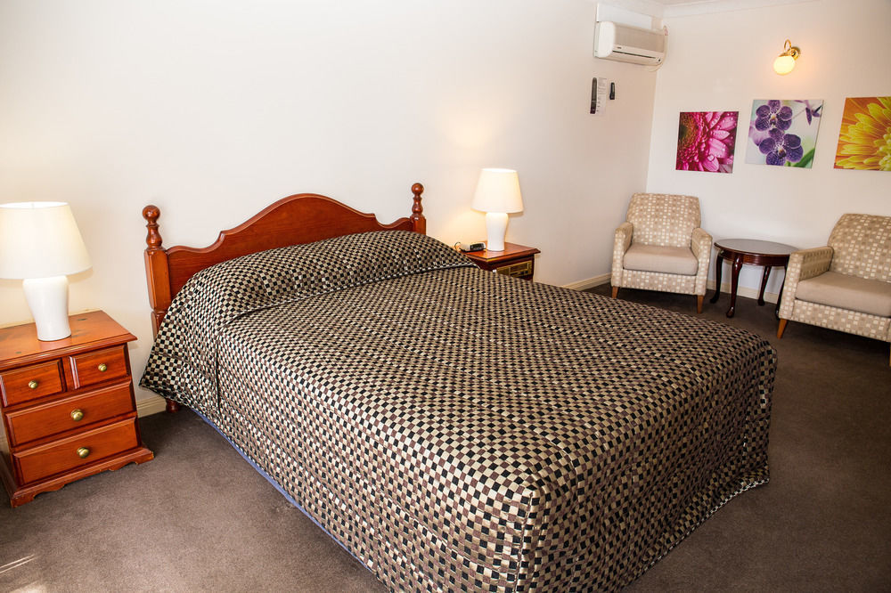 Tumut Valley Motel Pet Friendly Exterior photo