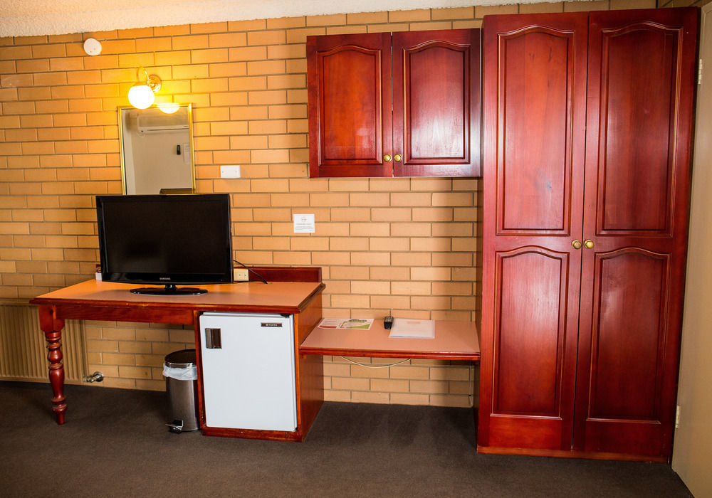 Tumut Valley Motel Pet Friendly Exterior photo
